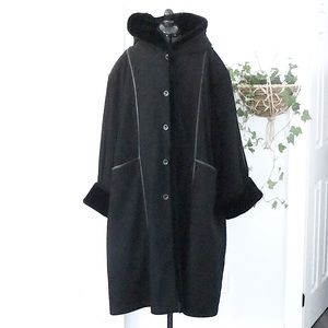 Long black super comfy hooded winter jacket. Can be worn oversized or size 5X.